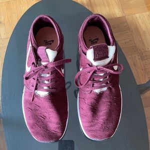 Nike sneakers burgundy color.